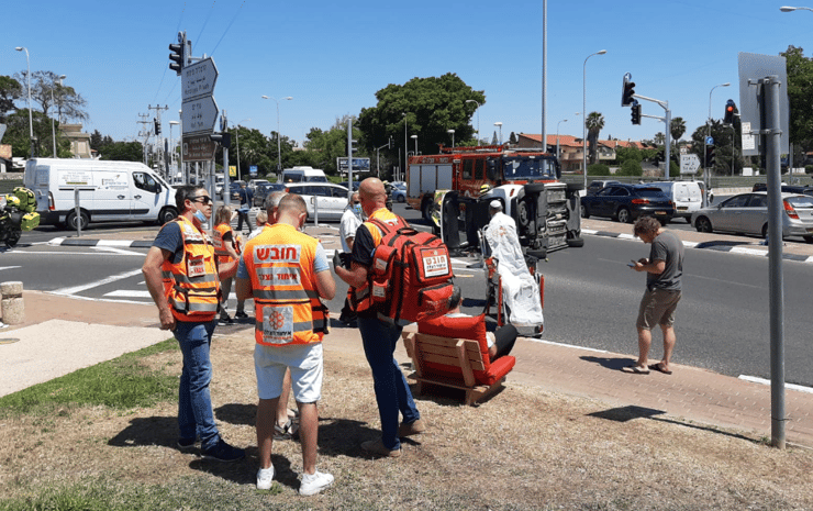 התאונה במחלף כפר שמריהו (צילום: דוברות איחוד הצלה) התאונה במחלף כפר שמריהו