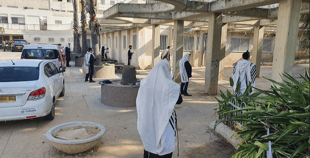 תפילה בזמן קורונה. למצולמים אין קשר לכתבה