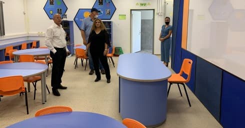 ראש העיר אבי אלקבץ מתרשם מכיתת מדעים חדשה (צילום: דוברות עיריית עפולה) ראש העיר אבי אלקבץ מתרשם מכיתת המדעים החדשה