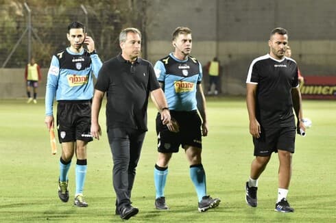 המאמן ירון הוכנבוים ועוזרו מנו הרוניאן (צילום: שרון צור) ירון הוכנבוים ומנו הרוניאן