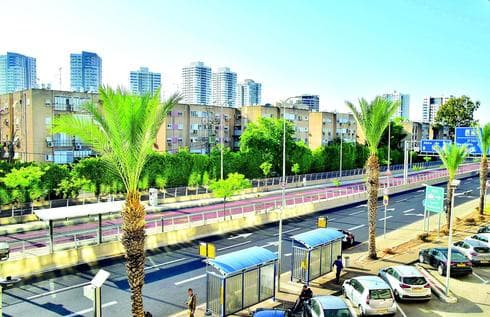 הבנייה במקטע היא של שיכונים בני 3-4 קומות. דרך עכו ( צילום: נחום סגל) במסמך מומלץ לקדם סלילת שבילי אופניים. דרך עכו