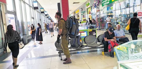 "לא רואים את האור בקצה המנהרה". נוסעים בתחנה המרכזית