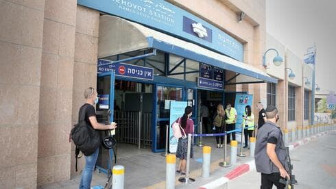 שאטל שיחבר אל תחנת הרכבת ברחובות (צילום: אבי מועלם) תחנת הרכבת ברחובות
