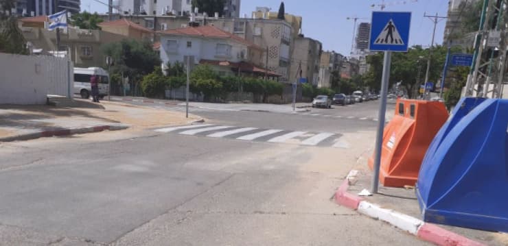 הצומת ברחוב תרנ"א. לא מותאמת לתחנת אוטובוס