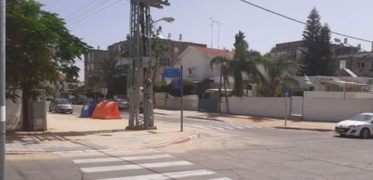 הצומת ברחוב תרנ"א. לא מותאמת לתחנת אוטובוס