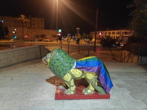 דגלי הגאווה שנתלו בכיכר ספרא