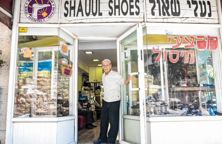 תם עידן. שאול בפתח חנותו 
