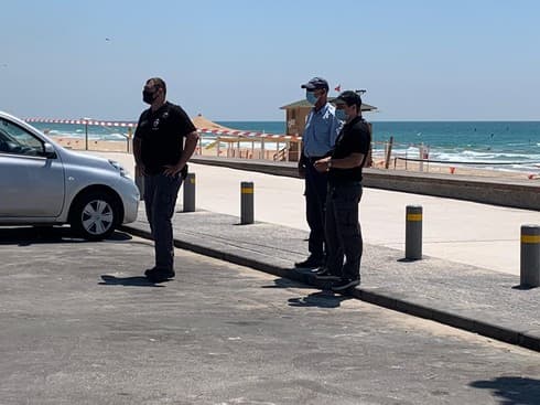 אוכפים את איסור הכניסה לחוף בת ים