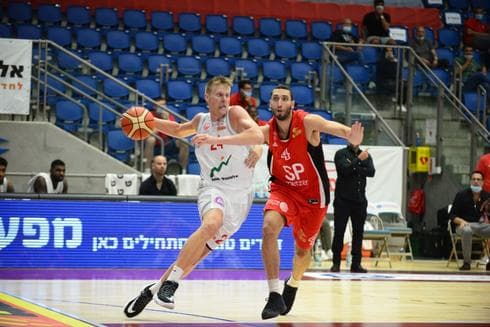 אוון ברוינסמה (משמאל) מול כארם משעור. משחק טוב שלו לא הספיק