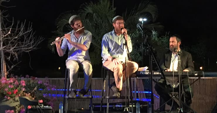 הזמר יצחק מאיר במהלך מפגש "סוגרים שבוע פותחים שבת"