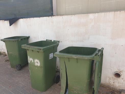 פח אשפה שבור ופחים ללא מכסה פח אשפה שבור ופחים ללא מכסה