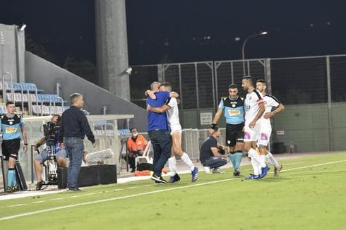פדרו חוגג את השער עם שרון סויסה