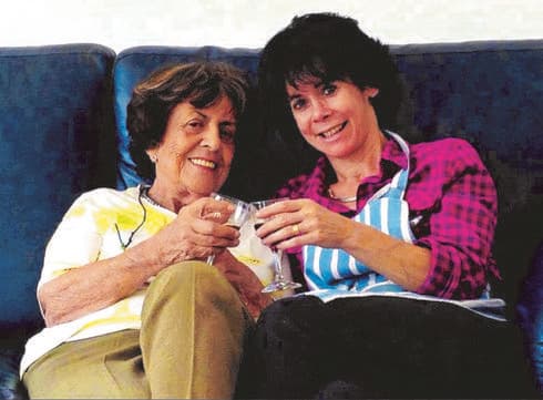 עם אמה ז"ל. "היתה גאה בי" (צילום: פרטי) עם אמה ז"ל. "היתה גאה בי"
