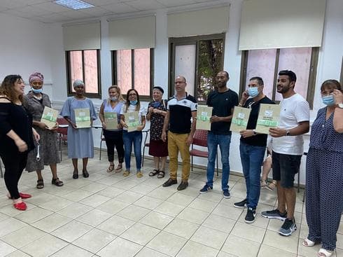 שרה בזאר (במרכז) ומסיימי הקורס