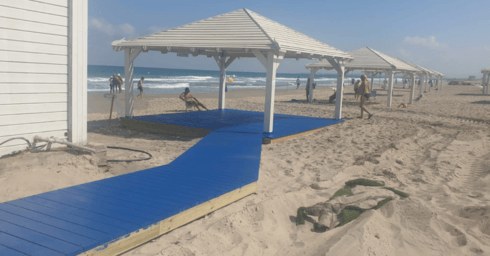סככה מונגשת בחוף זבולון (צילום: באדיבות העירייה) סככה מונגשת בחוף קרית ים