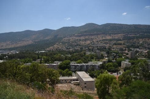 קרית שמונה וברקע רכס רמים (צילום: אביהו שפירא) קרית שמונה וברקע רכס רמים