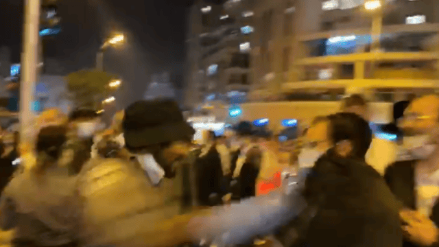שוטר היכה תושב בהפגנה נגד הסגר ברוממה