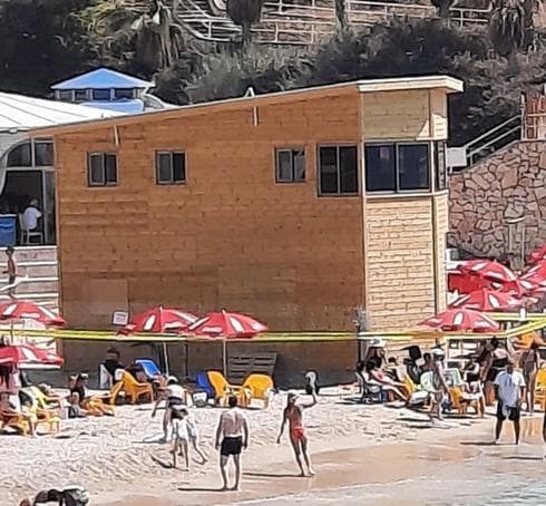 לא חוקי? המבנים בחוף (צילום: פרטי) לא חוקי? המבנים בחוף