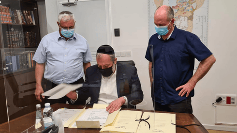 ראש המוא"ז עמק המעיינות יורם קרין, שר הפנים אריה דרעי וראש העיר בית שאן ז'קי לוי. יש הסכם