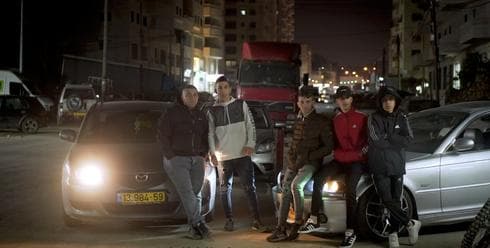 הצעירים בכפר עקב. מתוך הסרט "לימבו" (צילום: פאדי דחאברה) הצעירים בכפר עקב. מתוך הסרט "לימבו"