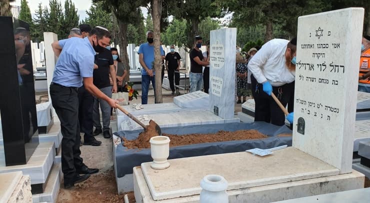 ראש העירייה, רז קינסטליך, מכסה את הקבר