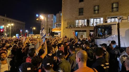 המשטרה נערכת לפינוי המפגינים בכיכר פריז