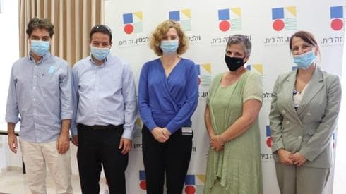 מימין: אורנה צבי, ג'ודי בוגן, ענת אנגל, יניב פוגל, גדי דוידוביץ'