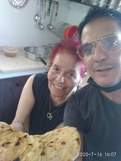 נתי לוי ואמו מכינים פיתות תימניות