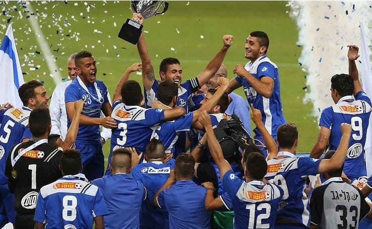 פז בן ארי מניף את גביע המדינה לנוער