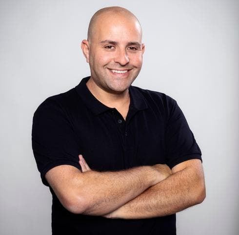 אריק שולמן. "אני ההוכחה שמה שלא הורג מחשל" 