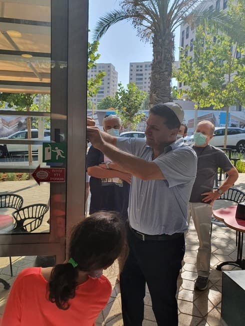 חיים ביבס קובע את המזוזה