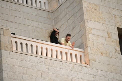 אבנר נתניהו מנופף לפעילי הימין (צילום: יואב דודקביץ') בנו של נתניהו מנופף לפעילי הימין