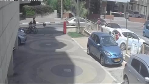 הילדים עוקרים את השער