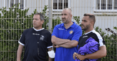 עוזר המאמן מנו הרוניאן, מנהל הקבוצה שרון סויסה והמאמן ירון הוכנבוים (צילום: שרון צור) מנו הרוניאן, שרון סויסה וירון הוכנבוים