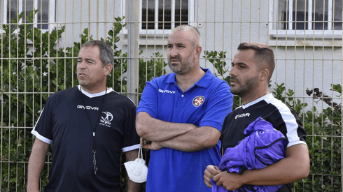 עוזר המאמן מנו הרוניאן, מנהל הקבוצה שרון סויסה והמאמן ירון הוכנבוים