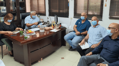יושבים על התכנית עם השרה גילה גמליאל