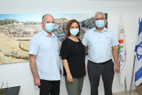 ראשי הרשויות ז'קי לוי ויורם קרין עם השרה גילה גמליאל