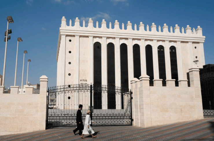 בית הכנסת של בעלז. "אצלנו אין מתים כמו  לאחרים שנבדקים" 