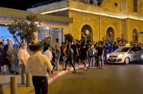 הפעילים מחוץ למתחם הפעילים מחוץ למתחם