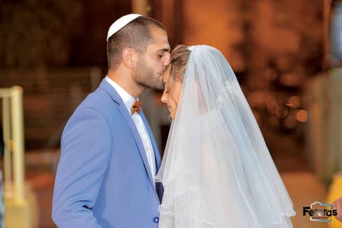 הגיעו לחתונה באמבולנס מקושט. יוסף וטל־שירה לוי 