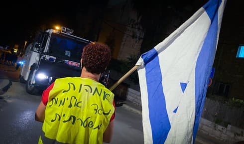 אחת מהאמהות מול המכתזית אחת מהאמהות מול המכתזית