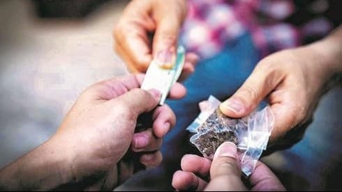 חשודים בעסקאות סמים לקטינים