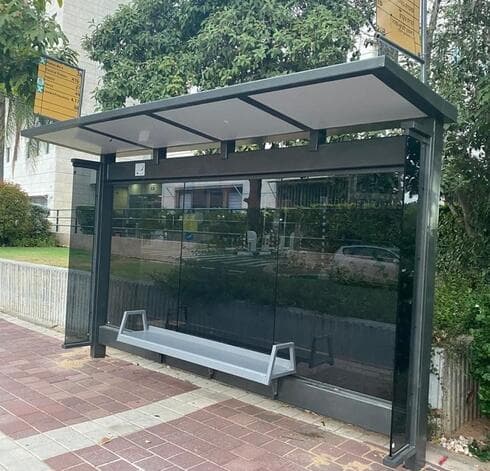 תחנת אוטובוס מוצללת ברחובות