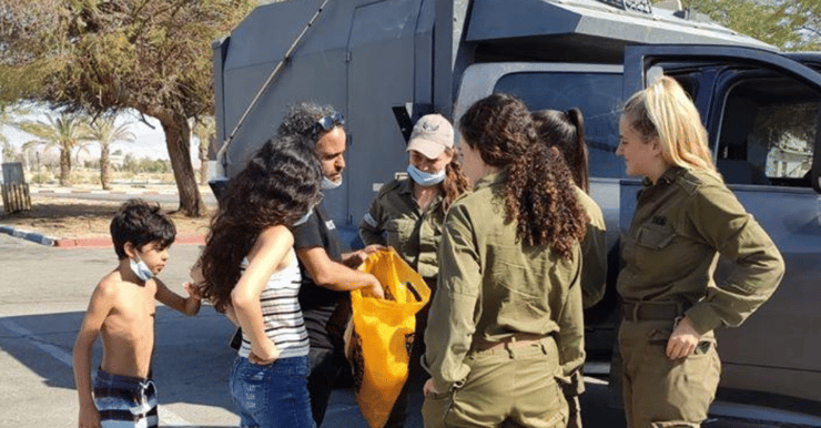 נועם ברוכים ואביה עם החיילות