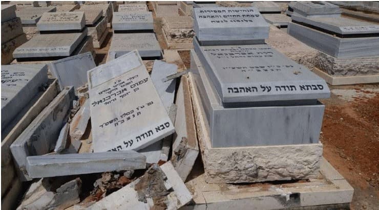 המצבות שנפגעו. נדרש לשלם את הנזק מכיסו 