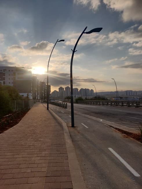 עמוד תאורה באמצע שביל האופניים