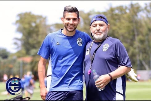 דייגו מראדונה (מימין) עם אגודלו. ביקש לצרף אותו