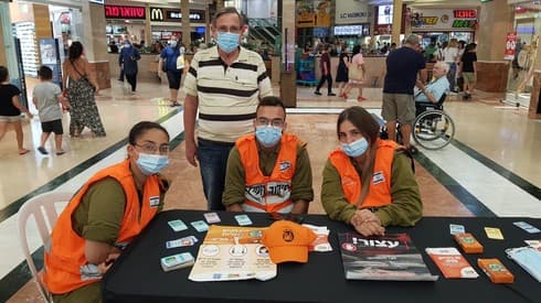 חיילי פיקוד העורף עם ראש מטה חירום בעיריית קרית ביאליק מיקי קאוף
