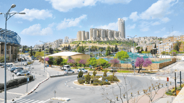 הגג יתקפל. אצטדיון הטניס בקטמונים הגג יתקפל. אצטדיון הטניס בקטמונים