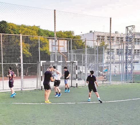 "לא שפופים, לא מתחבאים". שחקני טראנס בול במהלך אימון